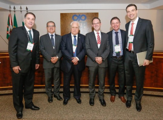 Walter Cardoso da Silveira Filho, da WLC, Eberth Soares, do Banco Rendimento, Professor Doutor René Ariel Dotti, os advogados Alexandre Knopfholz e Gustavo Scandelari, do Dotti Advogados e o advogado Emerson Albino, do Marins Bertoldi Sociedade de Advogados.  Foto: Valterci Santos.