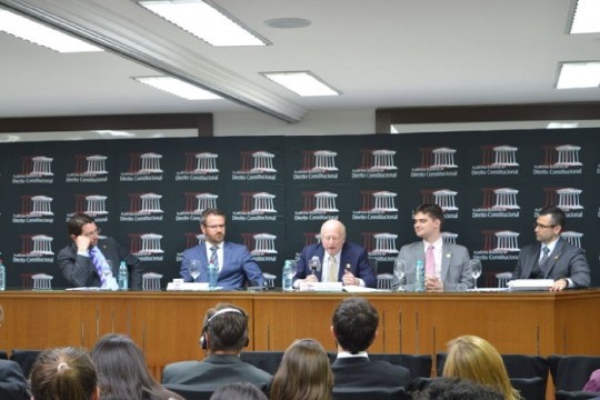 Mark Tushnet ministrou aula especial na sede da ABDConst, em Curitiba. Professores da ABDConst Francisco Monteiro da Rocha Junior,  Flávio Pansieri, Mark Tushnet, Rafael Santos Pinto e Luis Henrique Braga Madalena. Foto: ABDConst/Divulgação
