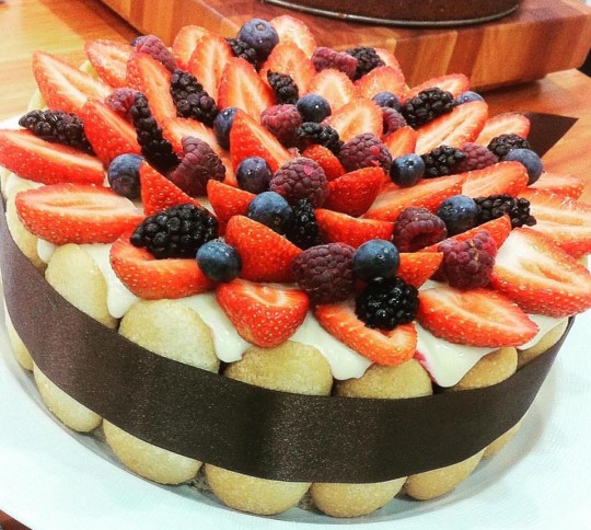 Consultora Rita Faiçal traz à capital paranaense o chef internacional André Luíz Lenzi, que ensina o preparo de sobremesas para profissionais da área em um mini curso e apresenta também uma aula show, no Hotel Quality