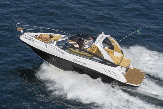 Unidades a pronta entrega do novo modelo já estão disponíveis na fábrica da Triton Yachts do Brasil. Interessados na embarcação de mais de 10 metros de comprimento poderão comprá-la por valor promocional de R$ 429.900,00