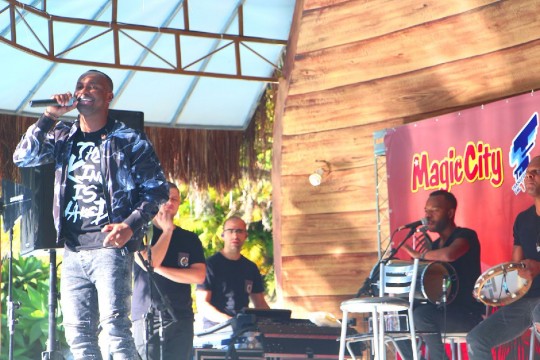 Músico se apresentou em novo palco da área vip do parque aquático. oto: Everton Leite
