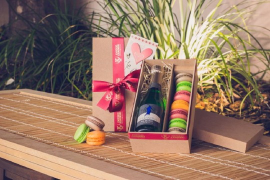 Cestas temáticas e kit com espumante e macarons deixam o clima romântico neste 12 de junho