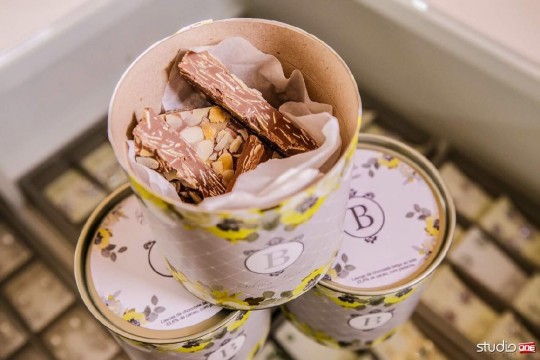 Lascas de chocolate belga com lâminas de amêndoas