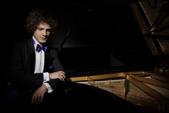 O pianista, Fabio Martino que vive na Alemanha, em 2016 tocou pela primeira vez com a Orquestra Sinfônica do Paraná e foi aplaudido em pé durante vários minutos tendo que retornar ao palco por três vezes, a pedido do público. Martino, apesar da pouca idade, possui uma grande bagagem musical. Sua carreira começou aos cinco anos e aos 14 venceu o Grande Concurso de Piano da Fundação Magda Tagliaferro, de São Paulo. Em 2011 conquistou o primeiro lugar, e um prêmio de 10 mil euros, no concurso internacional de piano “Ton und Erklärung” (som e palavra) promovido pelo Círculo Cultural da Economia Alemã. Foto: Divulgação