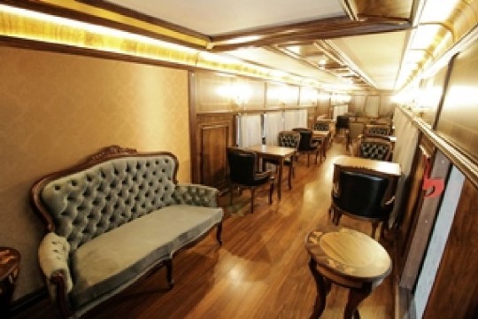 Programa ferroviário noturno inclui jantar de alto nível e experiência temática que remete aos anos 30