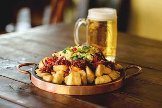 Acompanhadas de porção de mandioca com carne seca, cervejas Serramalte e Original saem com desconto até 30/6