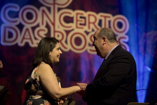 O maestro Alessandro Sangiorgi regeu a primeira apresentação do “Concerto de Rosas”, em evento para convidados e imprensa, com o grupo Ladies Ensemble. Crédito: Brunno Covello