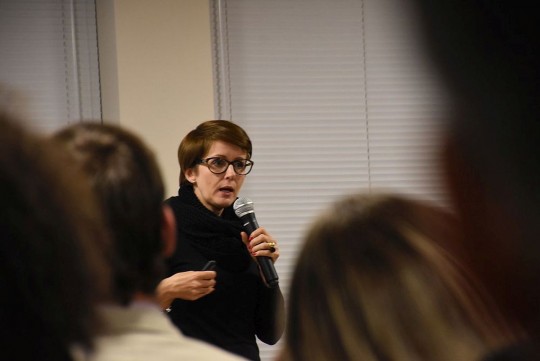 A palestra foi acompanhada por diretoras da CAA-PR e número expressivo de advogados e interessados. Na foto a jornalista e palestrante Silvia Oliveira