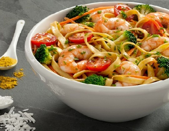 Os pratos são feitos na frente dos clientes, em panelas wok, e personalizados