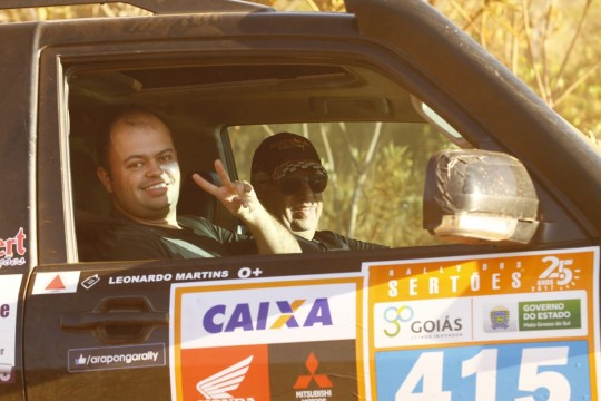 O piloto Roberto Bontempo e o navegador Leonardo Martins em início de prova. (Léo Magalhães/Tulipa Rally)