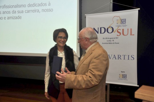 Niclewicz recebe placa das mãos de Silmara Leite. Foto: Leticia Rochael