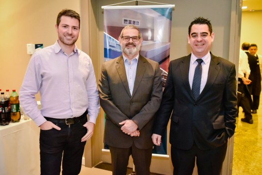 René Felipe Giuliani, arquiteto responsável pela reforma da sala de reuniões, Cicero Vilela, diretor comercial e de marketing da rede de hotéis Deville e Miguel Pinto, gerente do hotel Deville em Curitiba. Créditos: Priscilla Fiedler