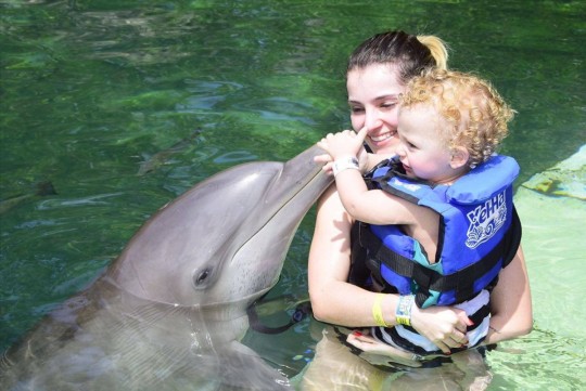 Na foto, Fernanda em um momento descontraído ao lado do filho Enzo Santos.