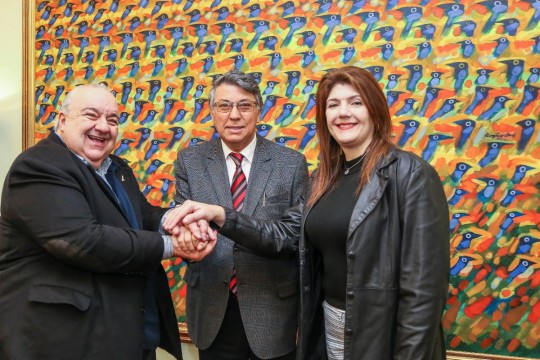 Prefeito Rafael Greca, reitor da Unicesumar, professor Wilson Matos, e a secretaria municipal da Educação, Maria Silvia Bacila. Crédito: Pedro Ribas