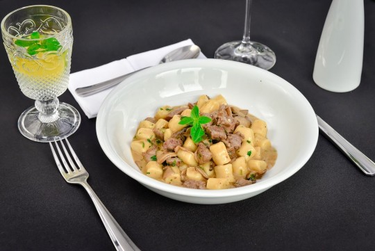 Gnocchi Donna Lena – Gnocchi de batatas, cubos de mignon, creme de cogumelos e demi-glacê. Foto: Priscila Fiedler
