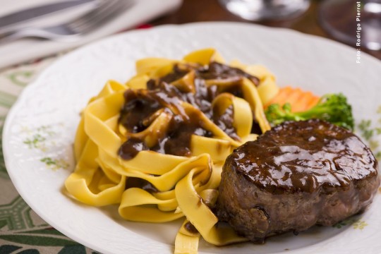  Medalhão de mignon com fettuccine ao cabernet é uma das opções do Casa Varela para o jantar. Foto: Rodrigo Pierrot