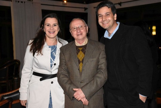 O médico e professor Edgard Niclewicz, homenageado no EndoSul 2017, ladeados por Alexei Volaco e sua esposa Fabiane Gair Volaco. Foto: Bebel