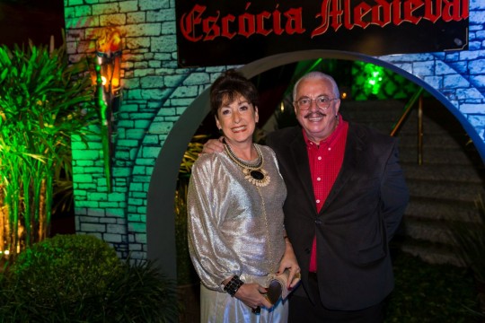 Os associados Marloa Osternack e Gilson Osternack marcaram presença na Noite na Escócia Medieval promovida pelo Clube Curitibano.