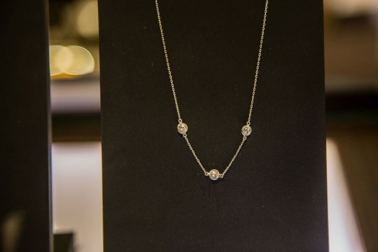 Gargantilha de ouro branco, uma das opções que as debutantes poderão escolher. Foto: Cintya Hein