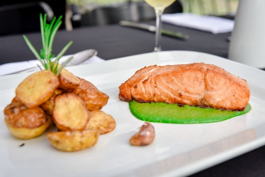 Salmão a fiorentina – Trancio de salmão ao creme de espinafre servido com batatas ao forno com ervas.  Foto: Priscila Fiedler