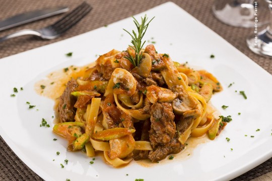 O Armazém 71 tem em seu cardápio para a Curitiba Restaurant Week, um Spaghetti à Moda Armazém - Spaghetti ao Molho Sugo com Tiras de Filet Mignon, Cogumelo Paris e Ervilha Torta. Foto: Rodrigo Pierrot