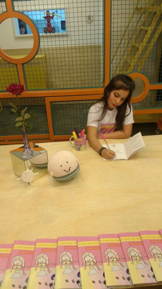 A educação voltada a uma abordagem interdisciplinar da arte motivou a aluna Beatriz Rohr a escrever o livro “O calo que não era no pé”, pelo Espaço Nav, em que abordou a descoberta recente de um calo em suas cordas vocais e a motivação para superar desafios