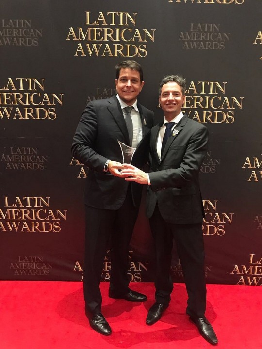 Welcome Weddings se destacou entre 400 empresas e agências de viagens de 12 países.Na foto  Eduardo Rodrigues  e Thiago Abdul com o prêmio recebido no México