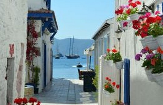 Localizada no leste do país, esse balneário luxuoso conquistou fama pelos seus verões com animada vida noturna, águas turquesas e iates ancorados ao longo da costa