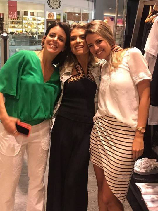 Veruska Nunes (ao centro), com as parceiras Gabriela Fogli, de verde, e Amanda Ravicz. Foto: Assessoria VK