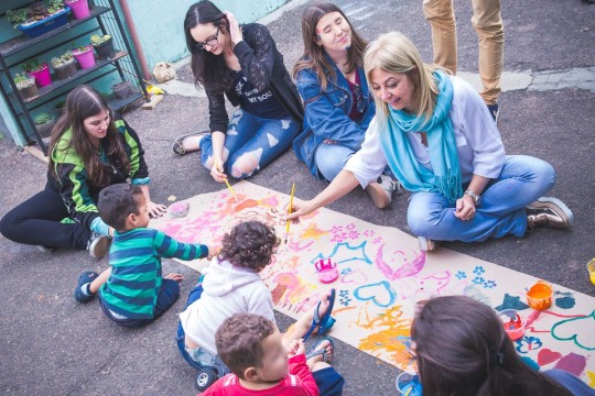 As jovens se divertem pintando com as crianças do Lar Batista Esperança. Crédito: Cintya Hein