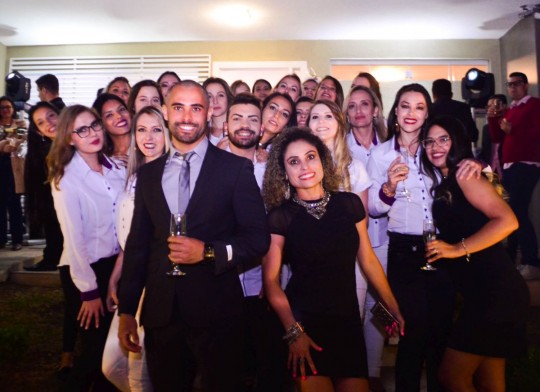 Rodrigo Nunes comemora o sucesso com sua equipe da AD Corpus.  fotografa: Melissa Teixeira