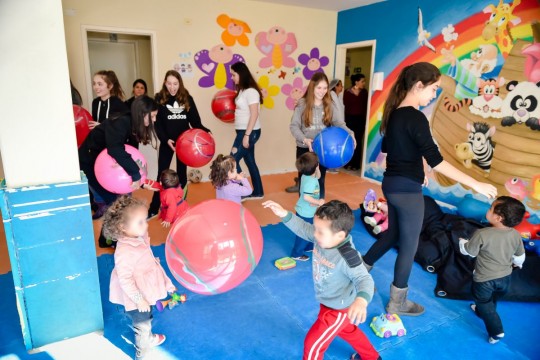 Momento de diversão na visita do grupo ao Lar ACRIDAS. Crédito: Priscilla Fiedler