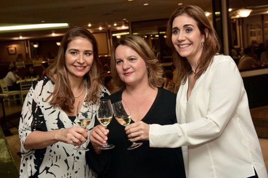 A embaixadora e export manager da Fundação Eugenio de Almeida, Gabriela Fialho, ao centro, com as proprietárias da Adega e Empório Presenza, Cristina e Gisele Stumm. Foto: Marcelo Krelling