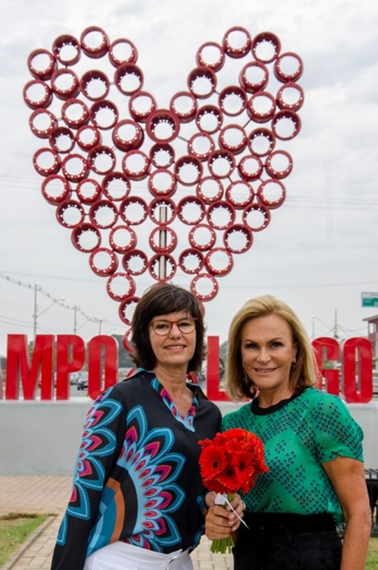 A artista visual Janete Mehl e a empresária Marli Corleto na inauguração da escultura em homenagem a Campo Largo.  Foto: Neni Glock