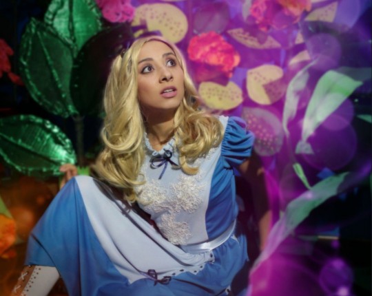 Cena da peça “Memórias de Alice no País das Maravilhas”. Foto: Divulgação