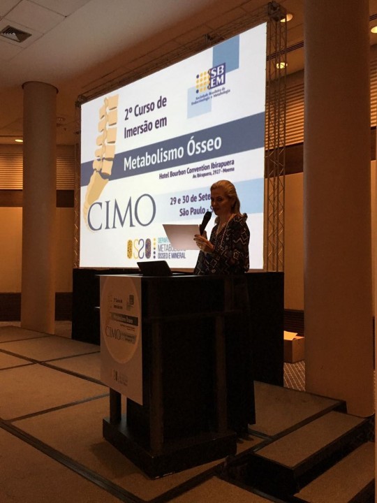 Durante dois dias endocrinologistas de todo país participaram do CIMO, debatendo temas relacionados ao diagnóstico e tratamento de doenças osteometabólicas. Na foto Carolina Aguiar Moreira presidente do Departamento de Metabolismo Ósseo da SBEM. Foto: Divulgação