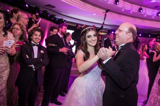 A debutante Khadija Assis Pacholatto dançando a valsa com o pai, Elizeo Pascholatto Júnior. Foto: Cintya Hein.