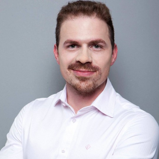 Para a empresa, não basta formar new faces. Ela fomenta o segmento do mundo da moda e traz personalidades à Curitiba para complementar o trabalho.