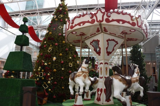 Árvore decorada e iluminada, Papai Noel recebendo as crianças e muita música natalina no "Carrossel Encantado"