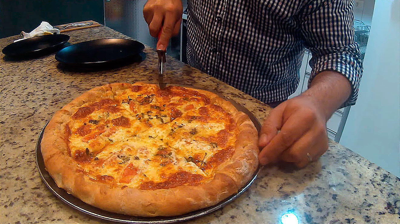 Receita de pizza de mussarela com massa caseira