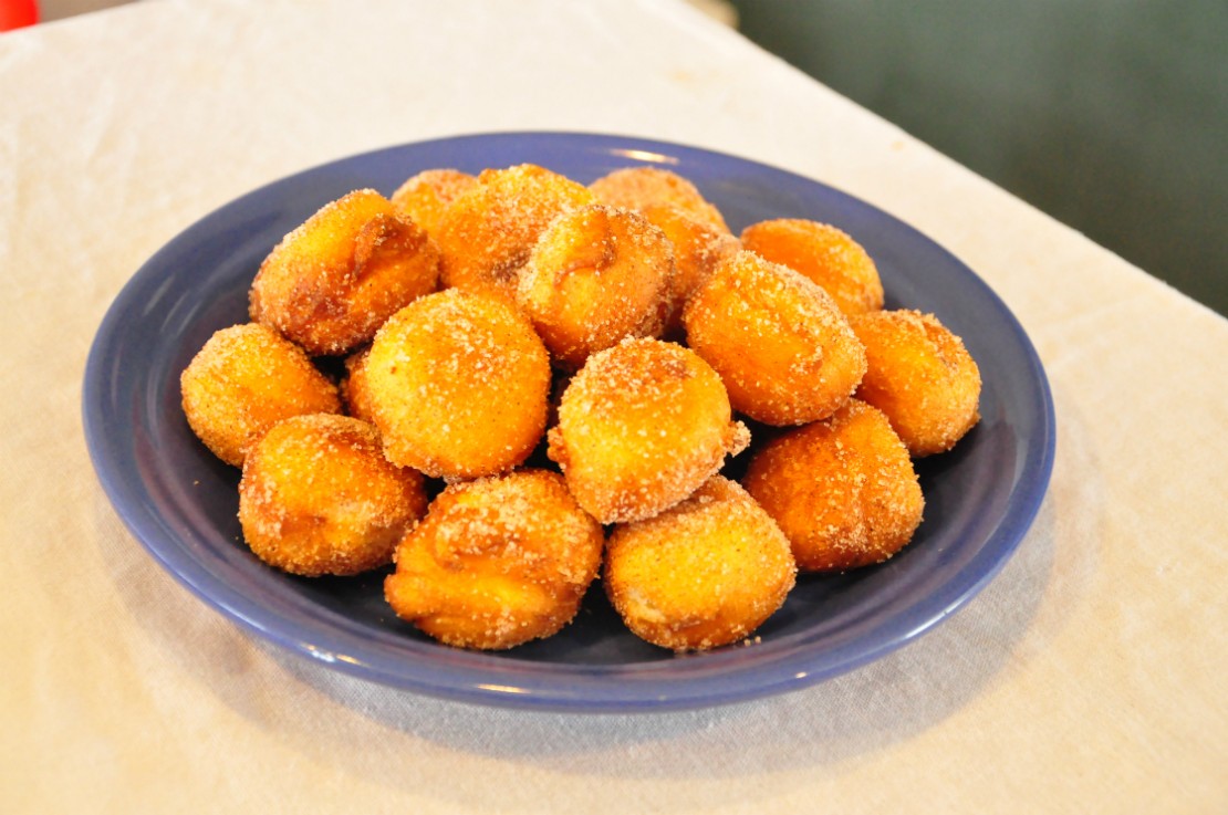 Receita: Uma boa pedida pro café da tarde, um bolinho de chuva recheado de goiabada.