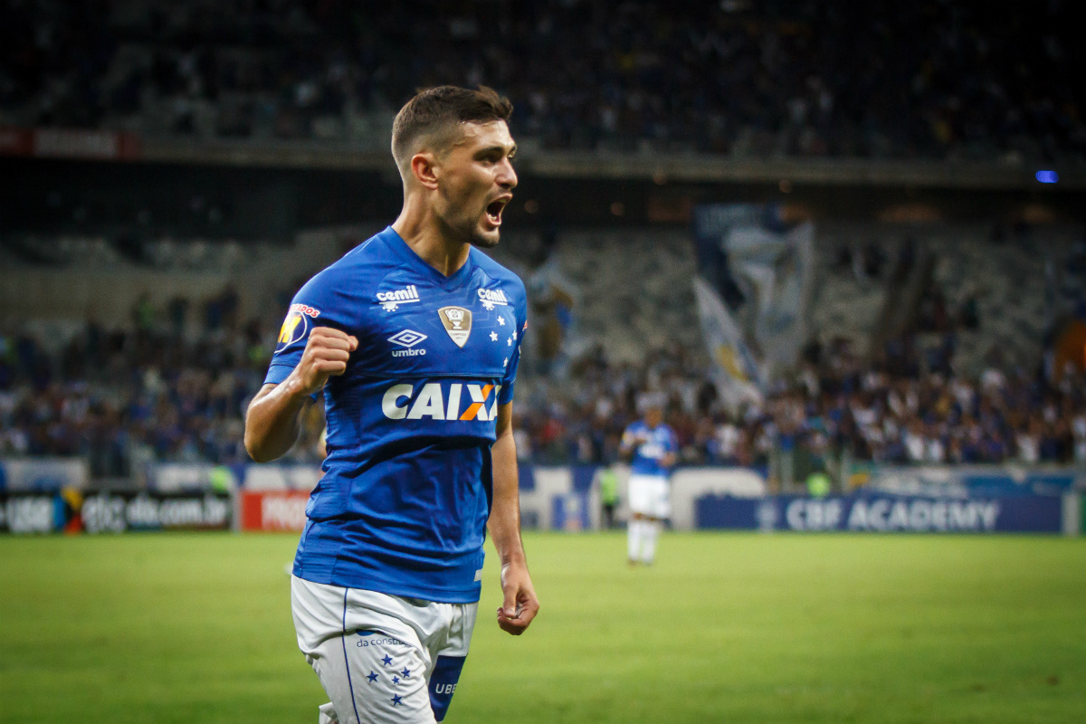 Arrascaeta é quase o dono da braçadeira de capitão da maioria dos times. Foto: Vinnícius Silva/Cruzeiro