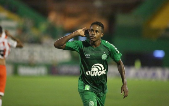 Que tal arriscar escalando Elicarlos, da Chape: Foto: Arquivo