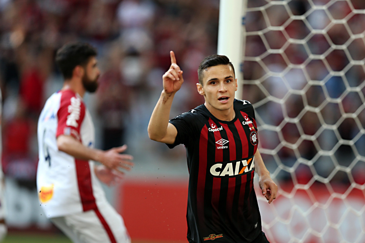 Raphael Veiga vem em ótima fase no Atlético. Foto: Albari Rosa