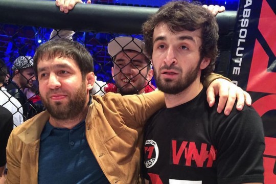 Zabit (à direita) é o primeiro adversário do brasileiro. 