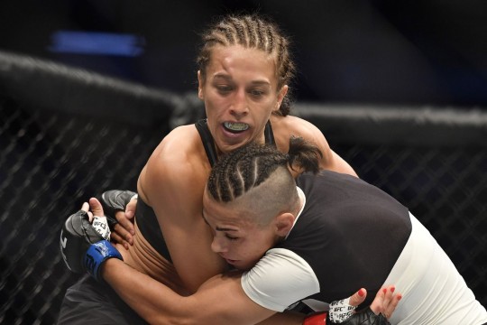 Jessica deu trabalho à ex-campeã Joanna Jedrzejczyk. 