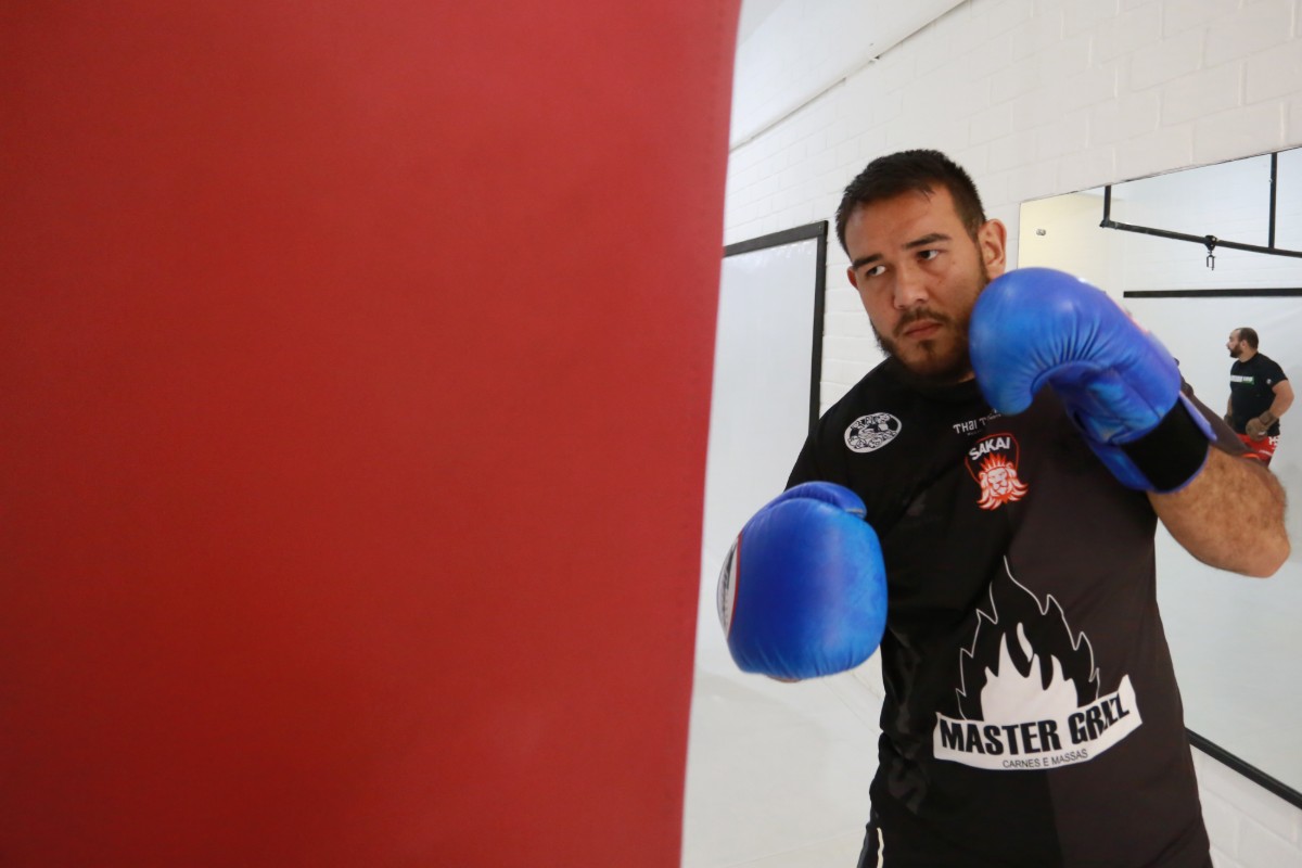 Augusto Sakai afia suas armas na Gile Ribeiro. Foto: Felipe Rosa.