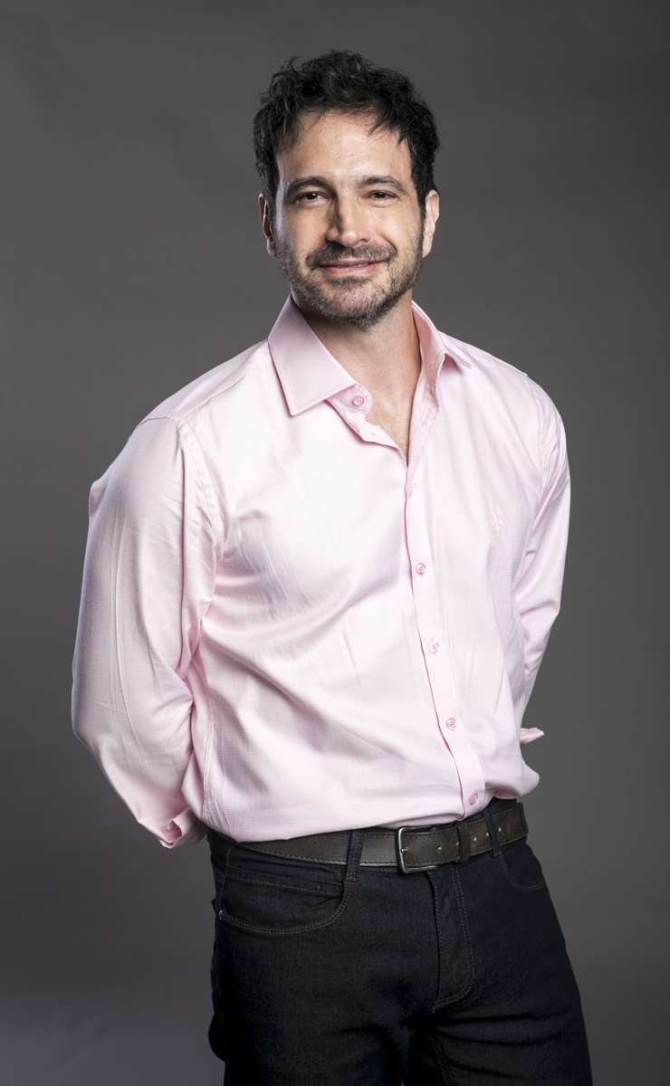 Caco Ciocler teve que ser rejuvenescido para a primeira fase da novela - e caracterização convenceu. Foto: Divulgação/TV Globo