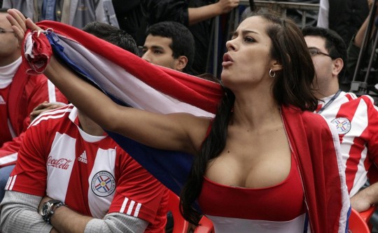 Até hoje, Larissa lucra com o sucesso que fez na torcida do Paraguai na Copa de 2010. Foto: Reprodução