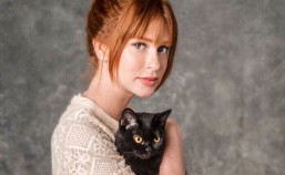 Marina Ruy Barbosa ao lado do gato León, nas gravações de O Sétimo Guardião.